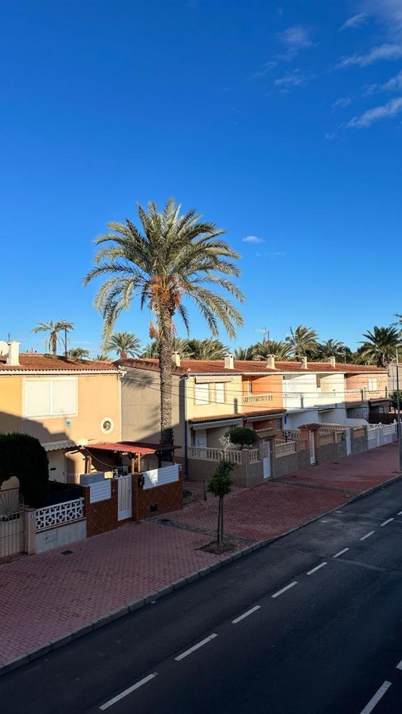 Playa De Los Naufragos Cozy Apartment With Pool Torrevieja Eksteriør billede